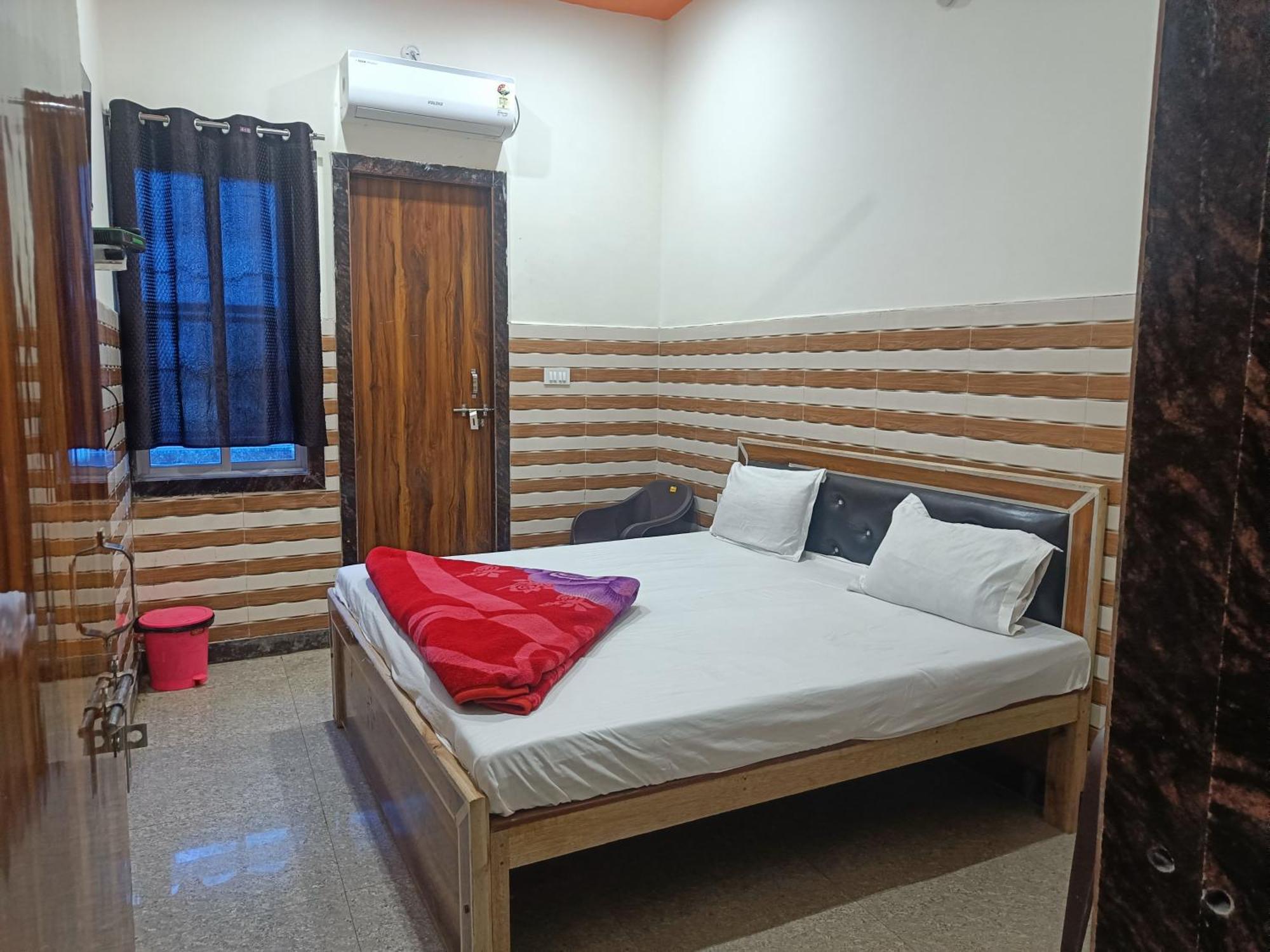 Babu Seva Hotel Govardhan Exterior photo