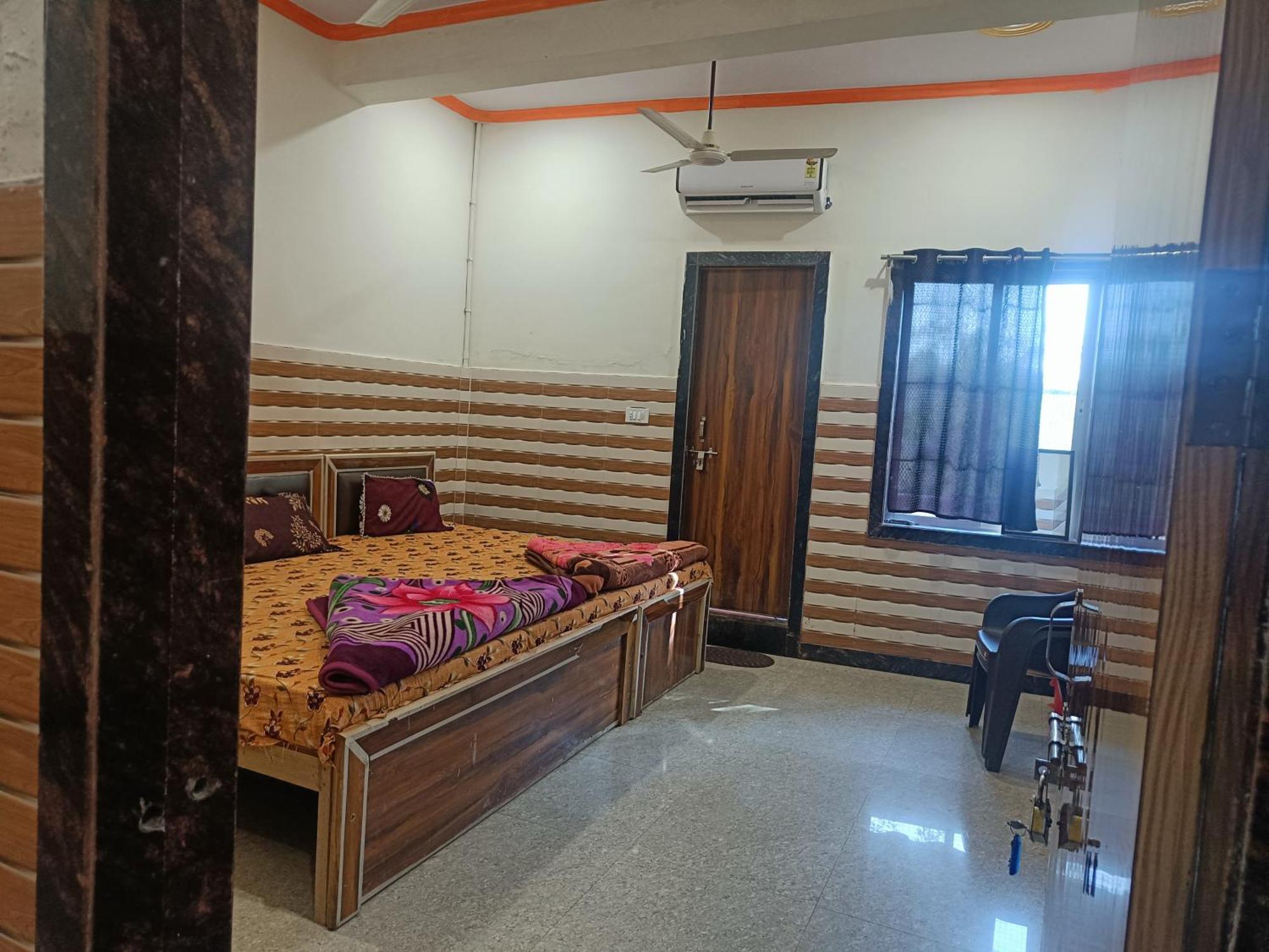 Babu Seva Hotel Govardhan Exterior photo
